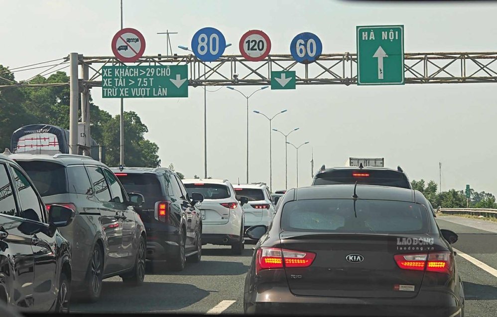 Vehicles moving slowly on the Cao Bo - Phap Van expressway section from Cao Bo toll station. Photo: Thanh Ha