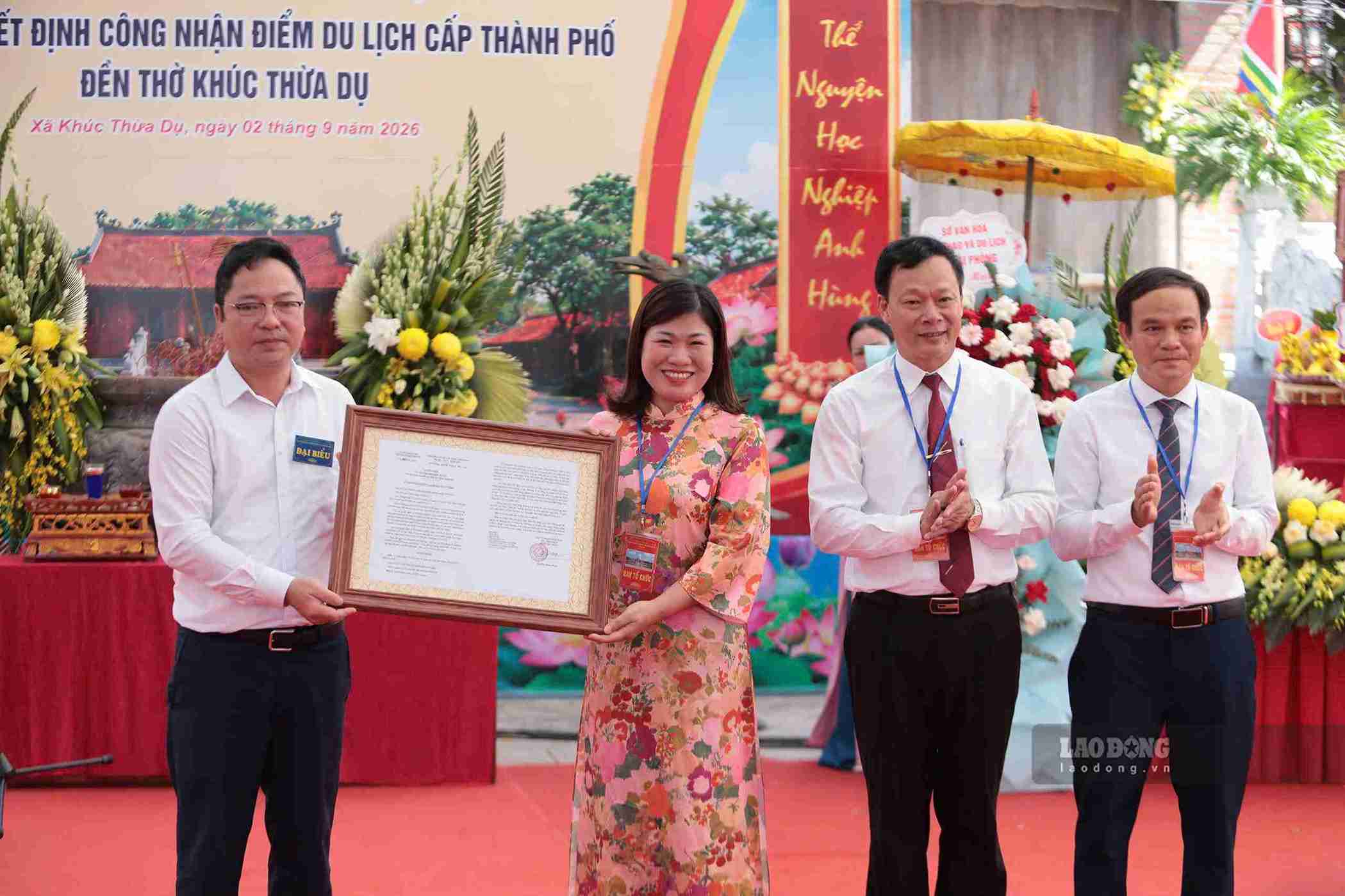 Handing over the decision recognizing Khuc Thua Du Temple as a tourist destination. Photo: Mai Huong