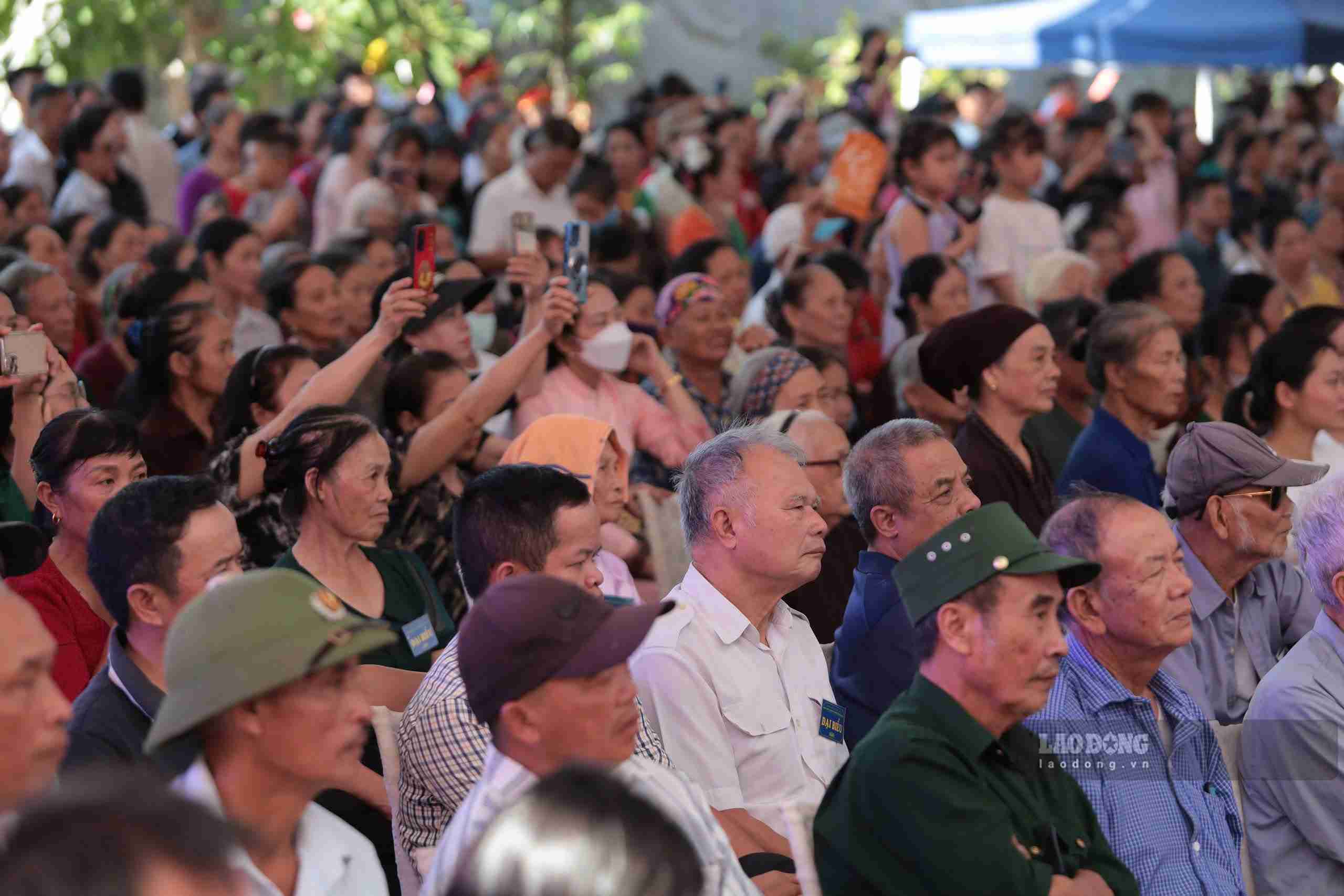 Nhân dân và du khách tham dự các hoạt động tại Lễ hội Đền thờ Khúc Thừa Dụ năm 2026. Ảnh: Mai Hương