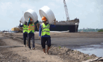 On the occasion of National Day September 2nd, workers are diligently constructing on the Chau Doc - Can Tho - Soc Trang expressway construction site through Can Tho. Photo: Ta Quang