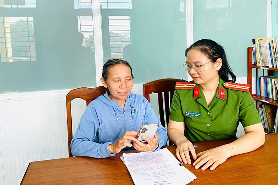 Binh Phu Commune Police (Gia Lai) support Ms. Nhung to verify information about the person who mistakenly transferred money to her account. Photo: Gia Lai Provincial Police e-Portal