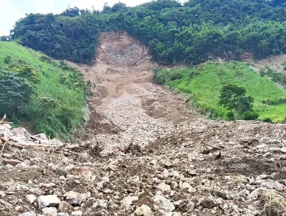 Hundreds of cubic meters of soil and rock from the mountains poured down, burying the road leading to the villages in Muong Long commune. Photo: Duy Chuong