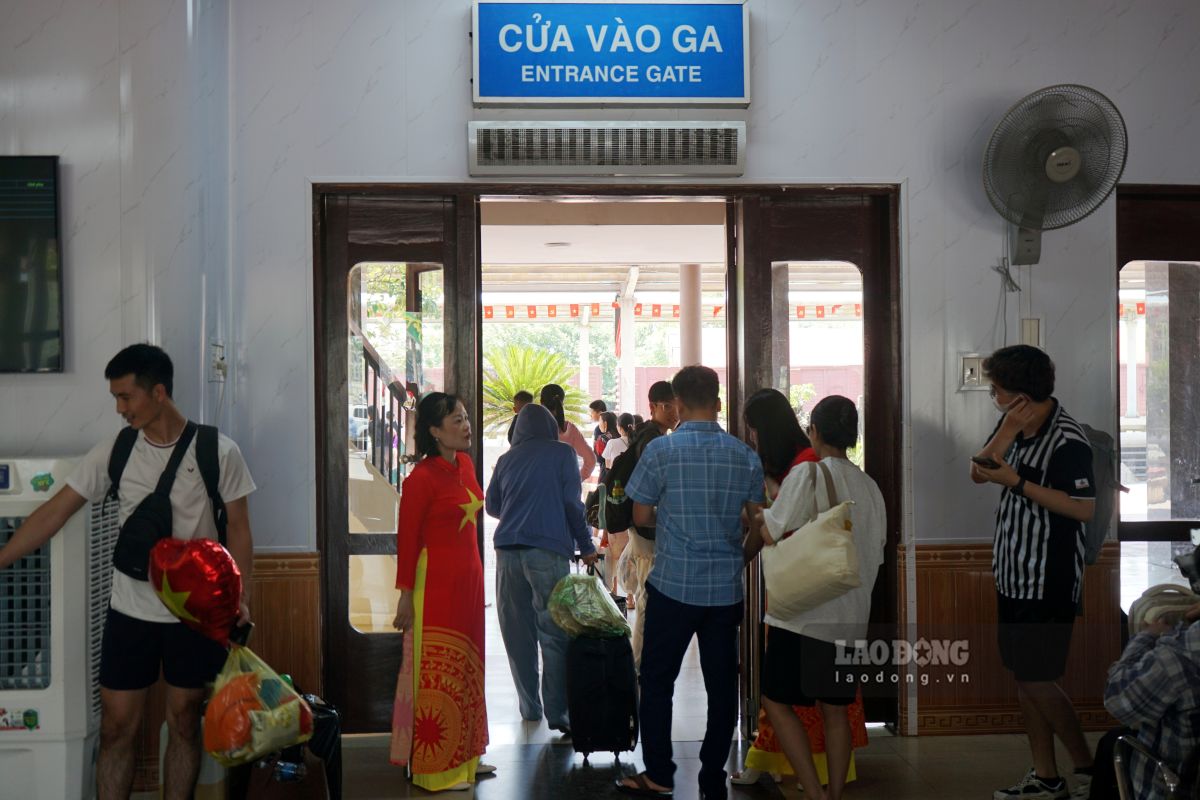 Các hành khách xếp hàng làm thủ tục trước khi vào ga. Ảnh: Quách Du