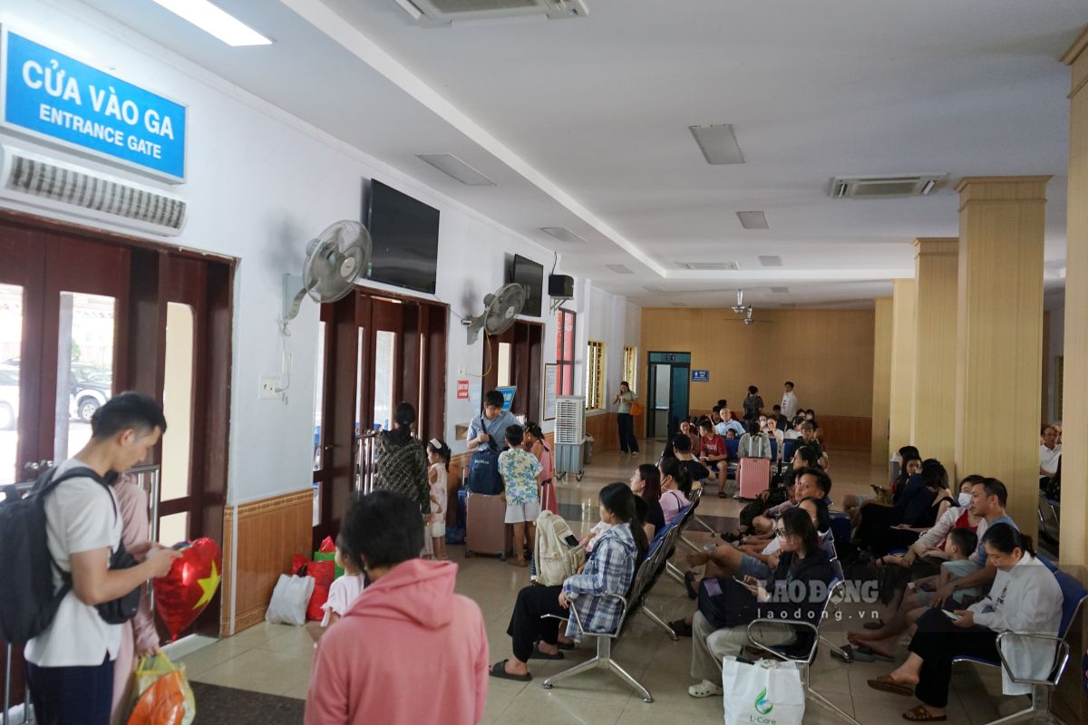 Rất đông người dân ngồi chờ tàu tại Nhà ga Thanh Hóa. Ảnh: Quách Du