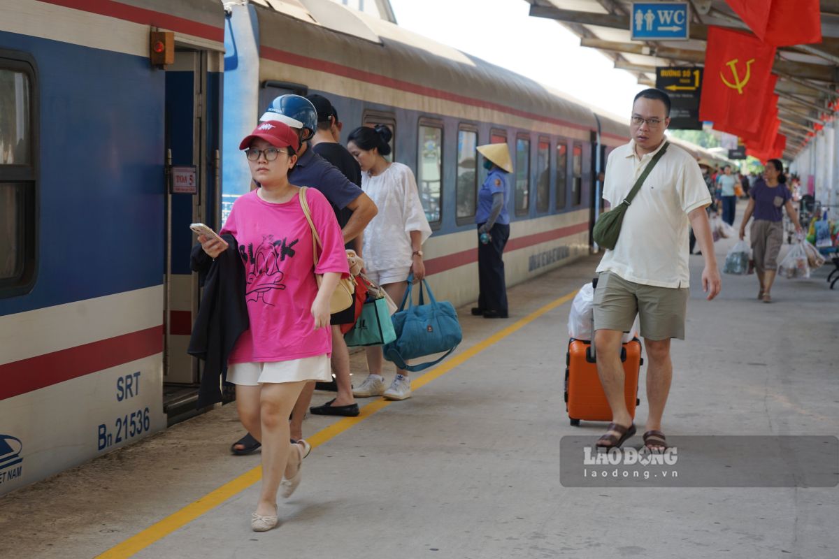 Thanh Hoa people carry bulky belongings, boarding ships to return to work after the holidays. Photo: Quach Du