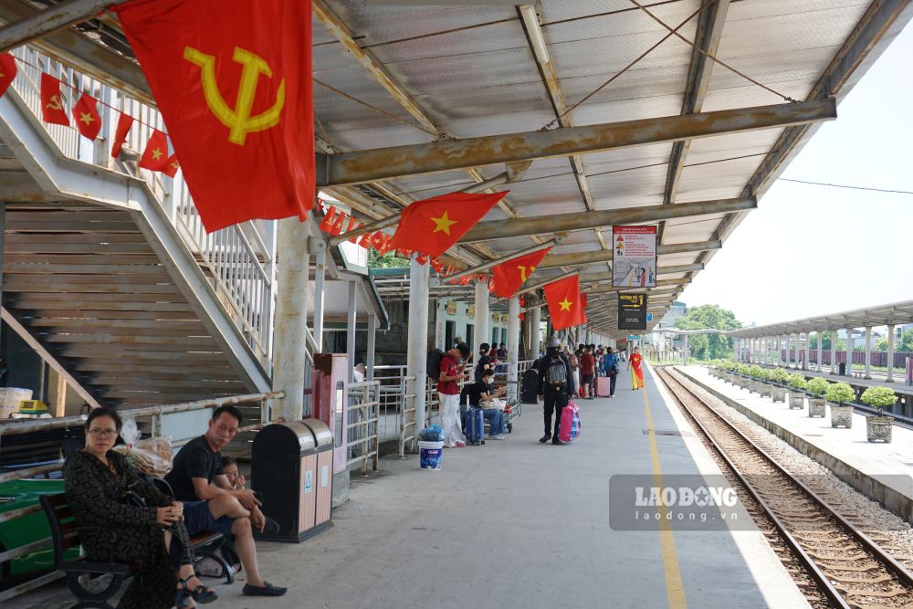 Các hành khách ngồi chờ tàu bên trong Nhà ga Thanh Hóa. Ảnh: Quách Du