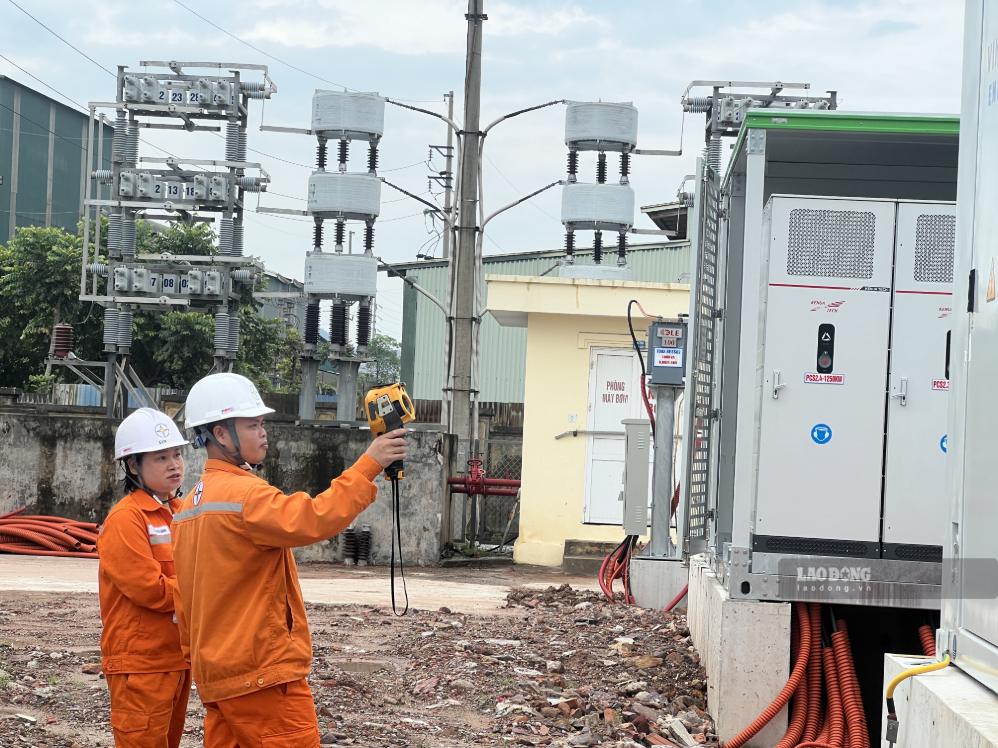 Electricity staff are checking the BESS system. Photo: Anh Tuan