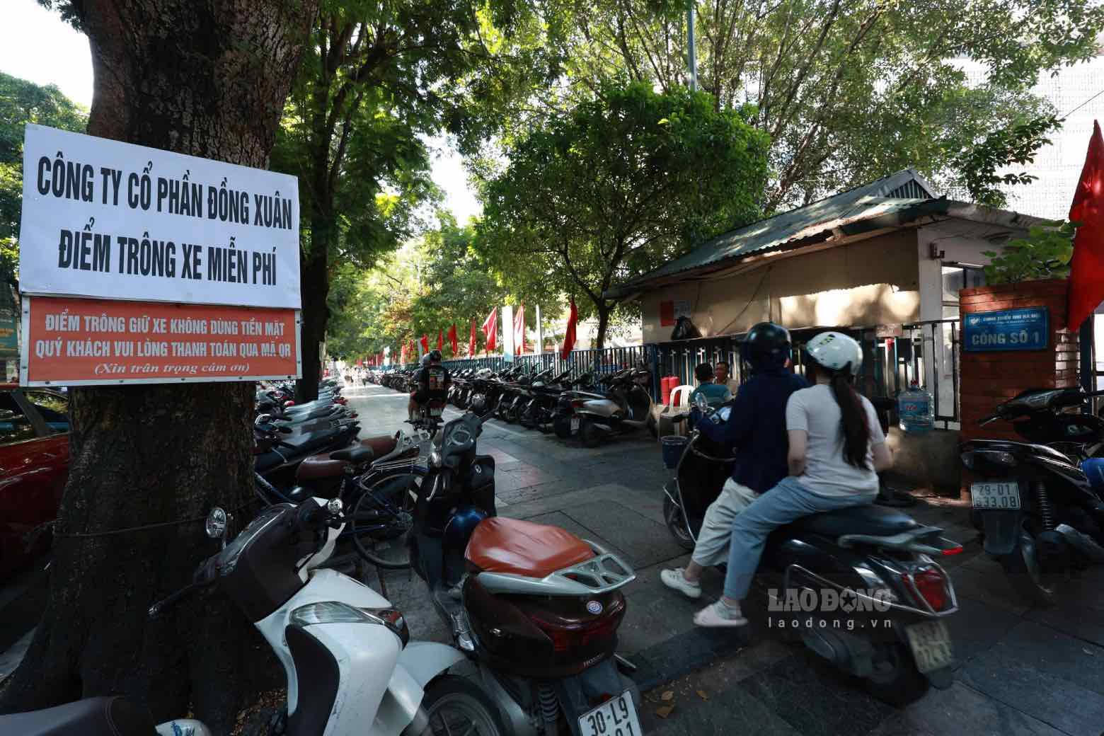 Bãi gửi xe miễn phí gần hồ Hoàn Kiếm. Ảnh: Hải Nguyễn