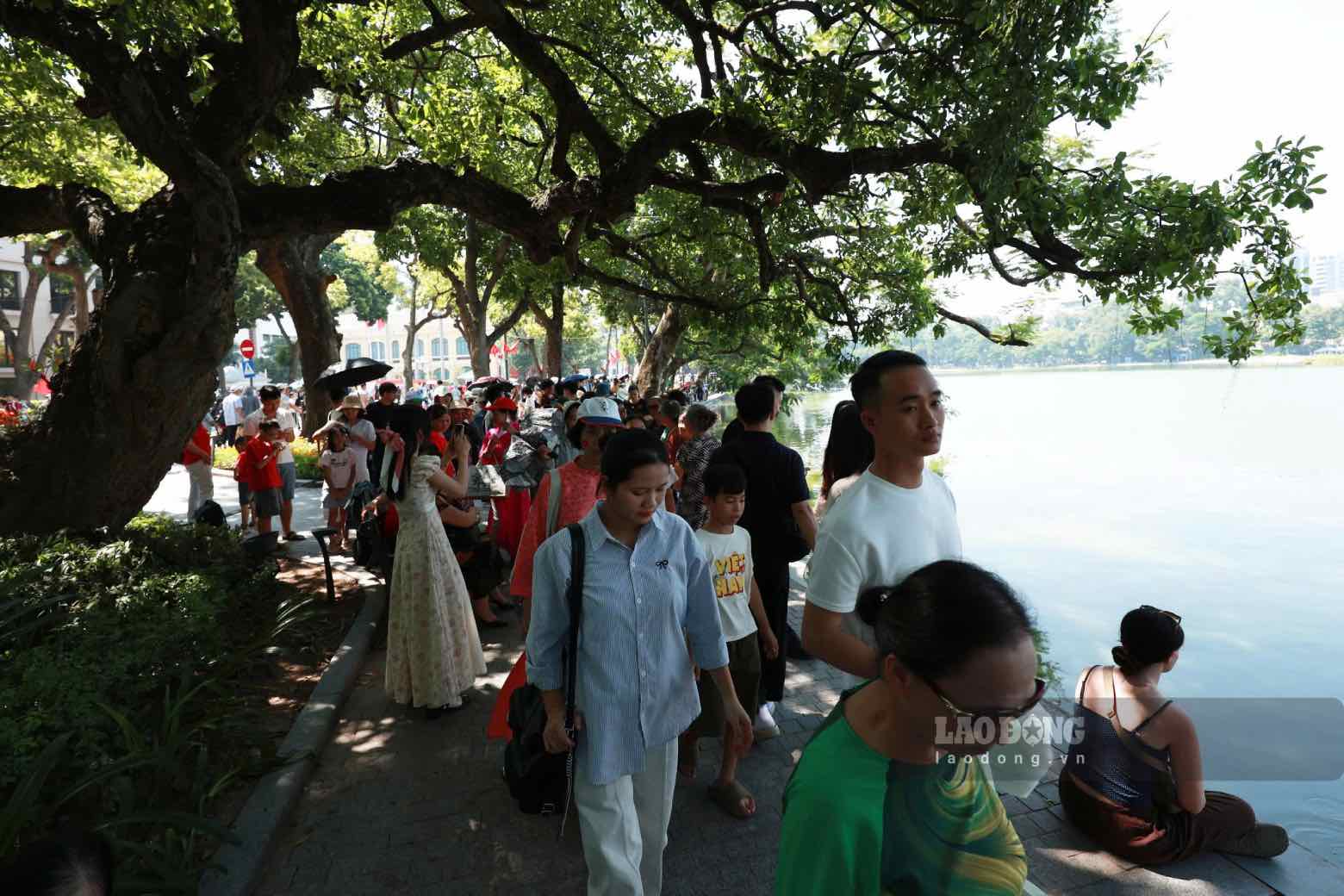 Hoan Kiem Lake is crowded with people on National Day September 2nd. Photo: Hai Nguyen