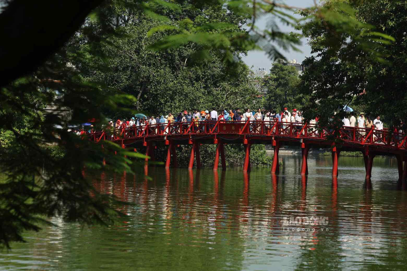 Dòng người tham quan cầu Thê Húc. Ảnh: Hải Nguyễn