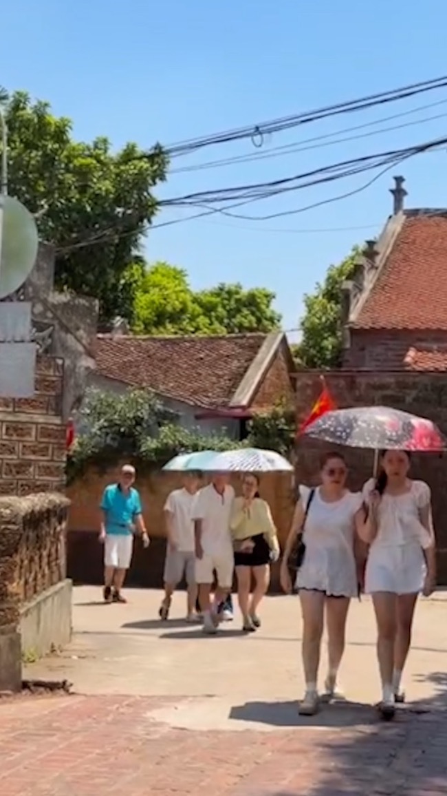  Dịp Quốc khánh 2.9, du khách tìm về Làng cổ Đường Lâm (Sơn Tây, Hà Nội), tận hưởng những giây phúc yên bình. Ảnh: Thùy Linh
