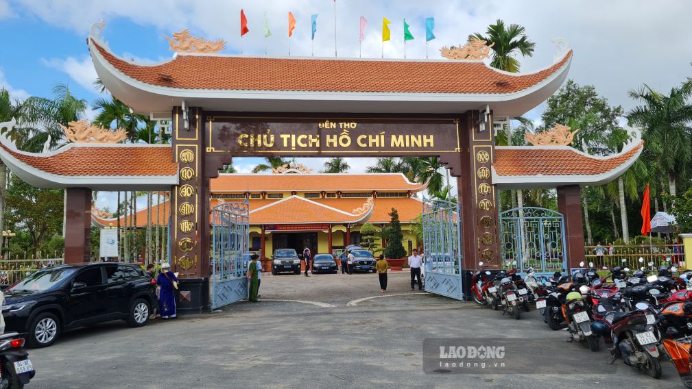 Thousands of people come to offer incense to commemorate President Ho Chi Minh's merits at the Temple of President Ho Chi Minh, Chau Thoi commune, Ca Mau. Photo: Nhat Ho.