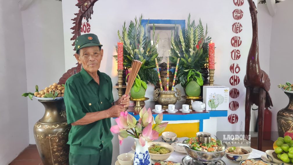 Ông Nguyễn Văn Khoa người gắn bó suốt cuộc đời mình với Đề thờ Bác Hồ, xã Châu Thới, Cà Mau. Ảnh: Nhật Hồ.