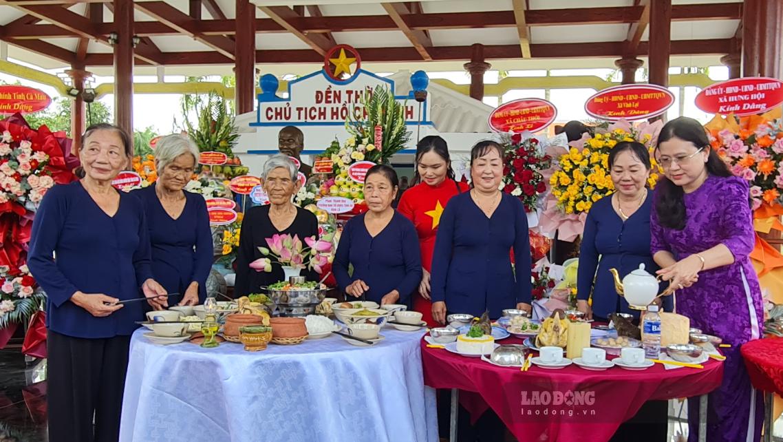 Chuẩn bị mân cơm dâng lên ngày giỗ lần thứ 57 năm của Bác Hồ tại xã Châu Thới, tỉnh Cà Mau. Ảnh: Nhật Hồ.