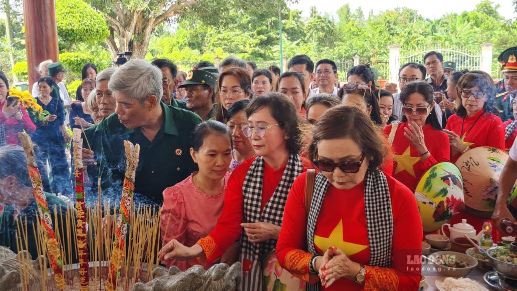 Người dân thành kính thắp hương tưởng nhớ công ơn Chủ tịch Hồ Chí Minh. Ảnh: Nhật Hồ.