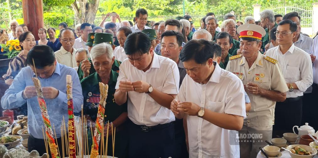 Với lòng thành kính, rất đông người dân đến thắp hương tưởng nhớ đến công ơn Bác Hồ ở Đền thờ Bác Hồ, xã Châu Thới, Cà Mau. Ảnh: Nhật Hồ.