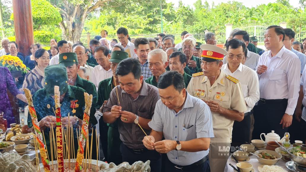 Rất đông người dân đến dâng hương tưởng nhớ Bác Hồ. Ảnh: Nhật Hồ.