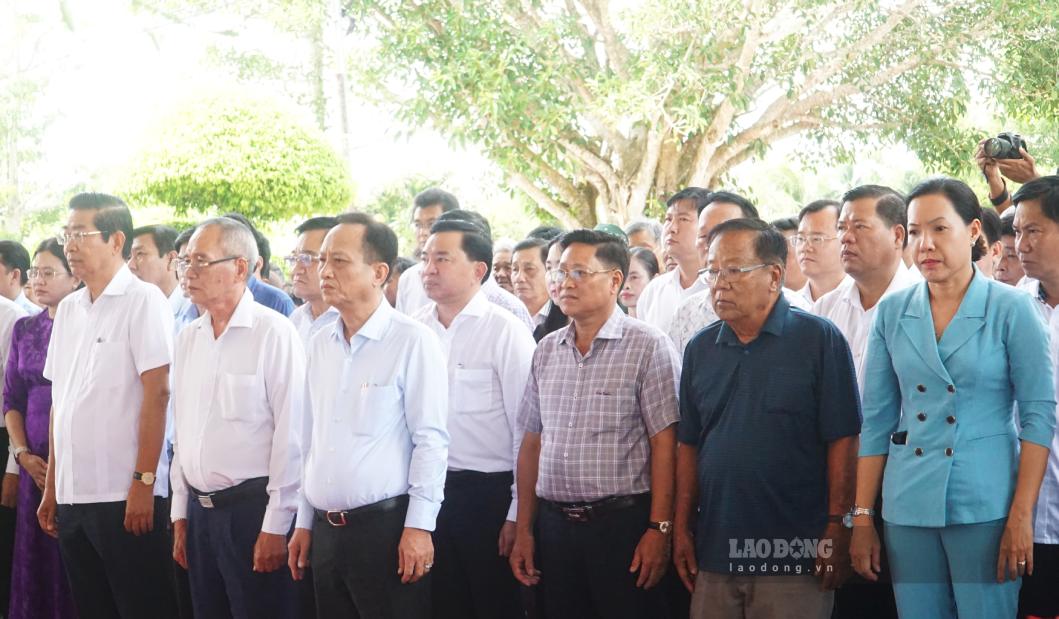 Chủ tịch HĐND tỉnh Cà Mau Phạm Văn Thiều (áo trắng  dài tay) cùng lãnh đạo, nguyên lãnh đạo tỉnh dâng hương Ngày giỗ Bác Hồ. Ảnh: Nhật Hồ.
