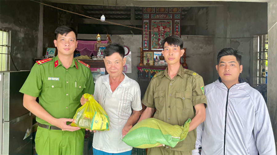 Youth union members and youth of Nguyen Viet Khai Commune Police (Ca Mau) visit and give gifts to Mr. Nguyen Thanh Buon's household in Cai Bat hamlet. Photo: E-Portal of Ca Mau Provincial Police