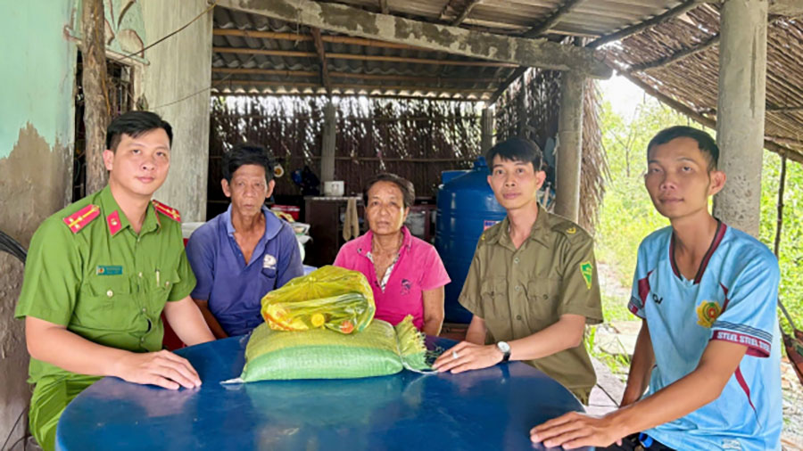 Chi đoàn Công an xã Nguyễn Việt Khái (Cà Mau) thăm hỏi, trao quà cho hộ ông Trần Văn Phóng tại ấp Kiến Vàng. Ảnh: Cổng TTĐT Công an tỉnh Cà Mau
