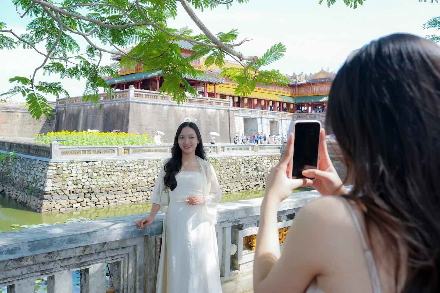 Du khách lưu lại những bức hình đẹp nhất cho mình ở cố đô. Ảnh: Trung tâm Bảo tồn Di tích Cố đô Huế.