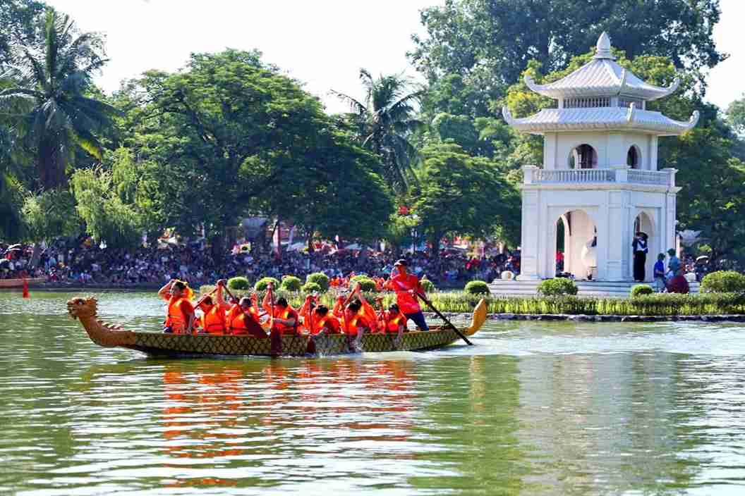 Exciting boat racing at Ban Nguyet Lake on National Day. Photo: Pho Hien Ward