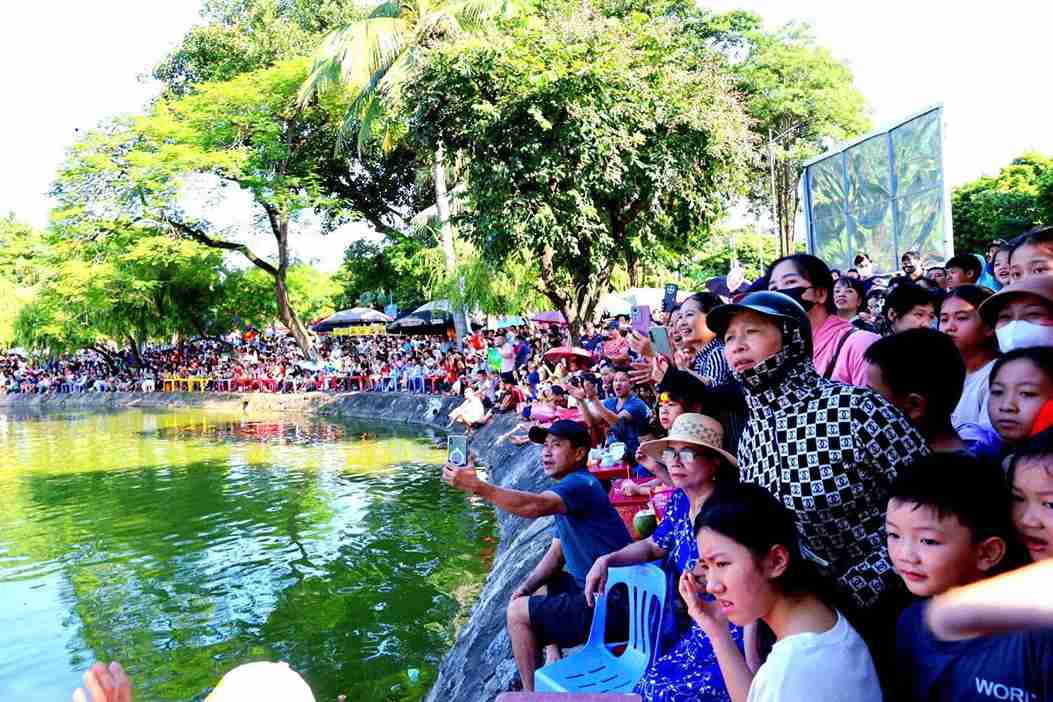 Không khí sôi động tại giải đua thuyền chải phường Phố Hiến. Ảnh: Phường Phố Hiến
