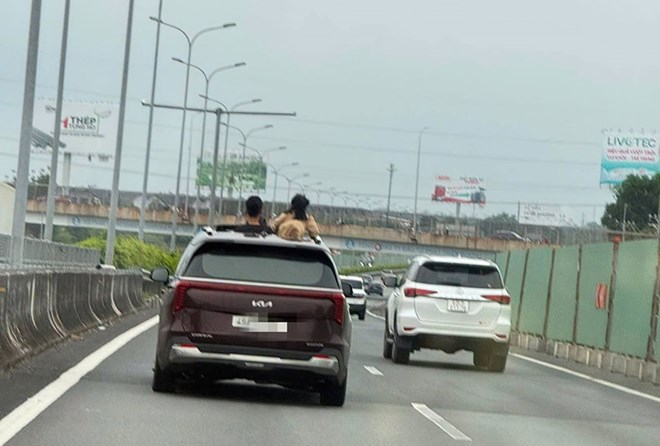 Images of female drivers letting young children stick their heads out of the sunroof when cars run on the highway. Photo: Traffic Police Department provided