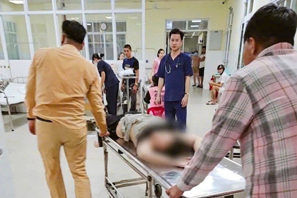 Traffic police force supports taking the injured woman to the emergency room. Photo: Gia Lai Police