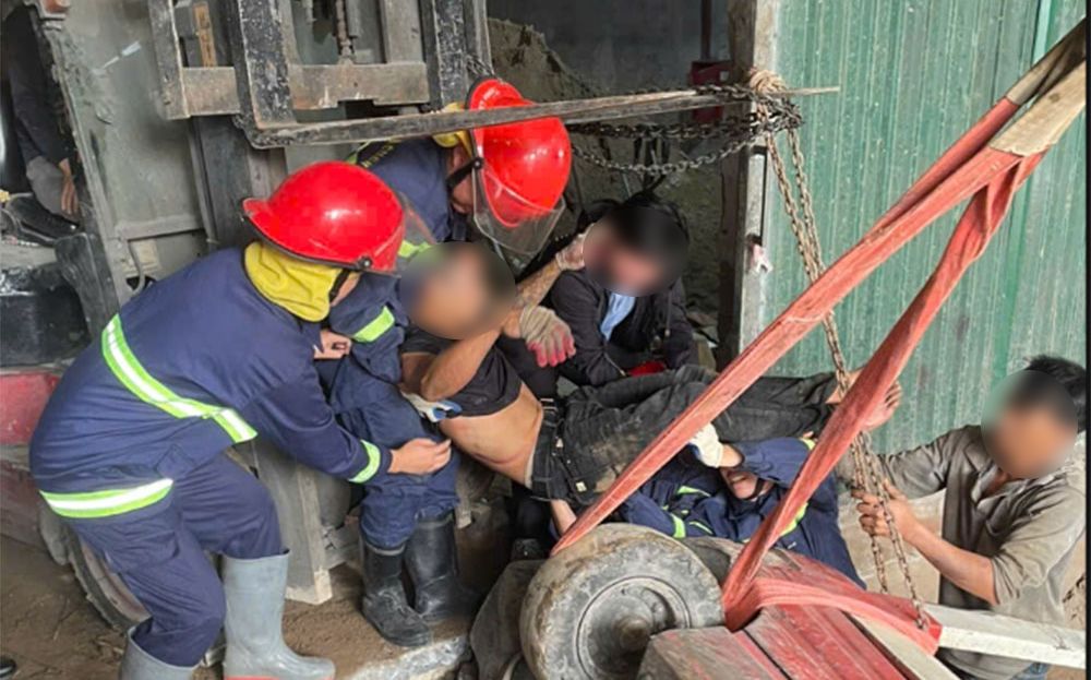 The Ministry of Home Affairs proposes that businesses report labor accidents to the commune-level People's Committee. In the photo, a worker crushed by a forklift in Bac Ninh was rescued in time on March 6, 2026. Photo: Ministry of Public Security