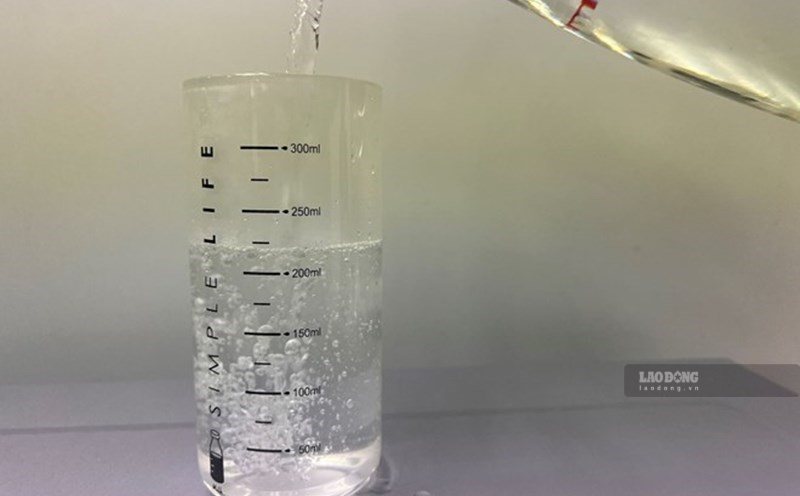 Drinking a glass of water after waking up is a habit that helps reduce stress and recharge energy for the new day. Photo: Thanh Thanh