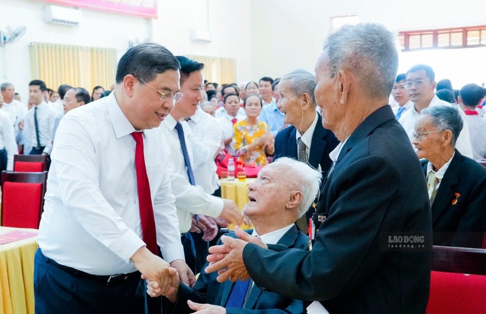 Politburo member, Standing Deputy Prime Minister Pham Gia Tuc visits veteran party members. Photo: Duy Chuong