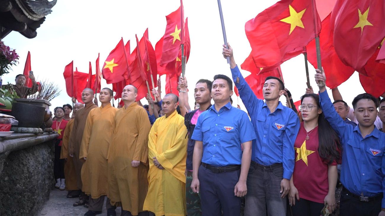 Nghiêm trang, thành kính dưới lá cờ Tổ quốc trên chùa Đồng. Ảnh: Xuân Anh