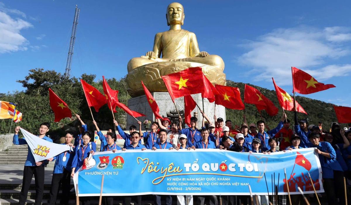 Dưới chân tượng Phật hoàng Trần Nhân Tông. Ảnh: Xuân Anh