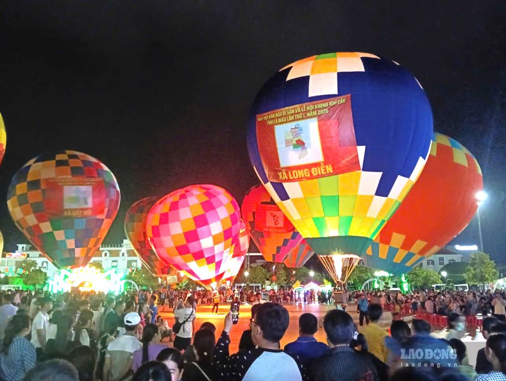The cultural heritage festival and the first hot air balloon festival held in Ca Mau increased the number of tourists. Photo: Nhat Ho.