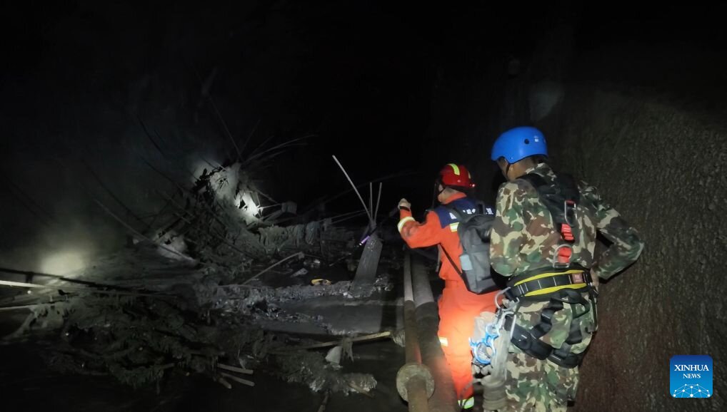 Chinese and Nepalese rescue forces coordinate in searching for missing people in a tunnel near Bidur, Nepal, August 30. Photo: Xinhua