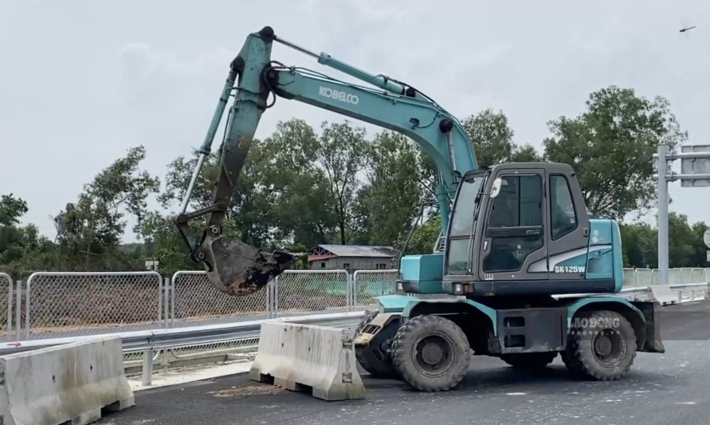 Dự án hiện đang được thi công xuyên ngày nghỉ lễ để kịp tiến độ đưa vào khai thác trong tháng 10.2026. Ảnh: HAC
