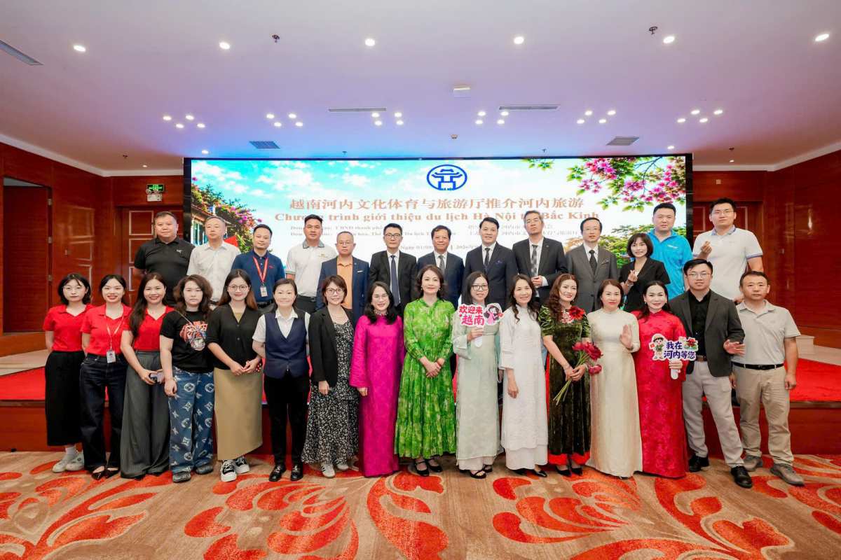 Delegates participate in the program introducing Hanoi - Vietnam tourist destinations in Beijing. Photo: BTC