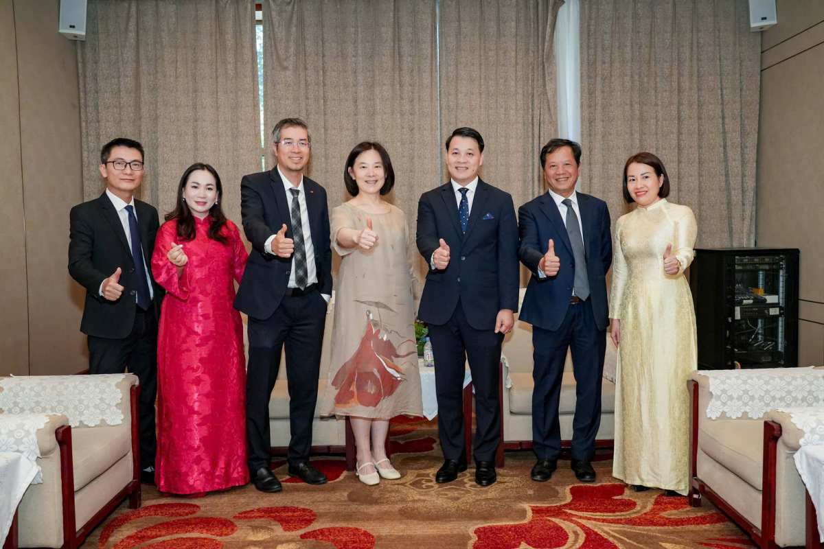 Bà Quách Trúc Thanh - Phó cục trưởng Cục Văn hóa và Du lịch Bắc Kinh, ông Đỗ Quang Tùng - Tham tán Đại sứ quán Việt Nam tại Bắc Kinh, Trung Quốc cùng các đại biểu tham gia