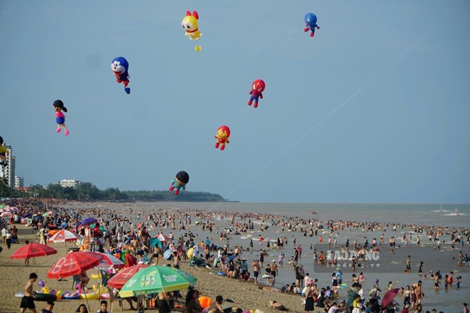 Tourists flock to Sam Son beach (Thanh Hoa) quite crowded during the holiday 2. 9. Photo: Quach Du
