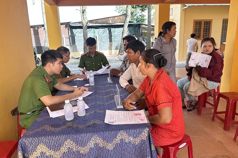 During the National Day holiday on September 2nd, Long Hoa Ward Police (Tay Ninh) supported about 50 Khmer people to get ID cards. Photo: Tay Ninh Provincial Police e-Portal