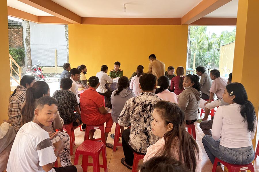 Cán bộ Công an phường Long Hoa (Tây Ninh) hướng dẫn người dân kê khai, kiểm tra thông tin. Ảnh: Cổng TTĐT Công an tỉnh Tây Ninh