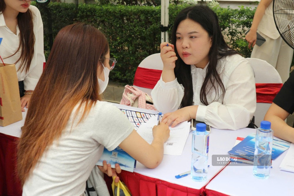 Hanoi Employment Service Center forecasts 3 industries with the strongest recruitment demand in September 2026 in the Capital. In the photo, workers participate in a job transaction session in Hanoi. Photo: Quynh Chi