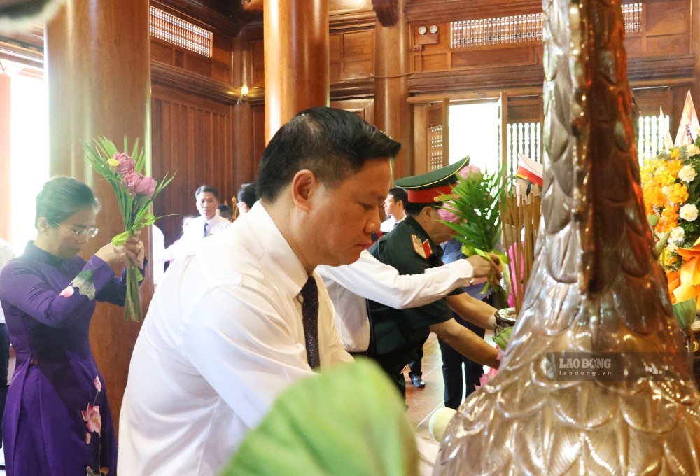 Lãnh đạo tỉnh Nghệ An dâng hoa, dâng hương tưởng niệm Chủ tịch Hồ Chí Minh. Ảnh: Duy Chương