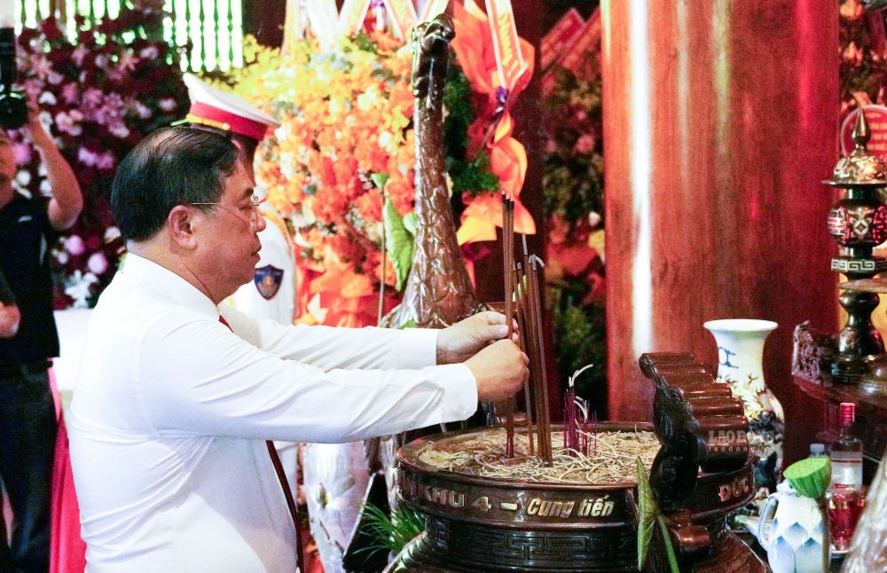 Politburo Member, Standing Deputy Prime Minister Pham Gia Tuc offers incense to commemorate President Ho Chi Minh. Photo: Duy Chuong