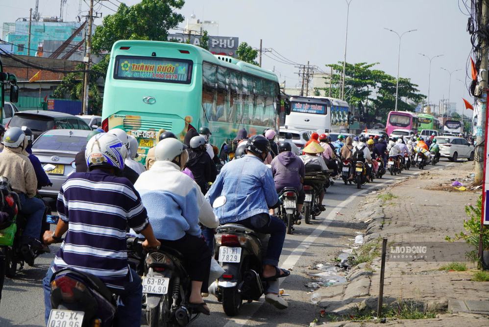 Lượng phương tiện từ các tỉnh miền Tây trở lại TPHCM tăng cao trên Quốc lộ 1 chiều 2.9. Ảnh: Nguyên Chân.