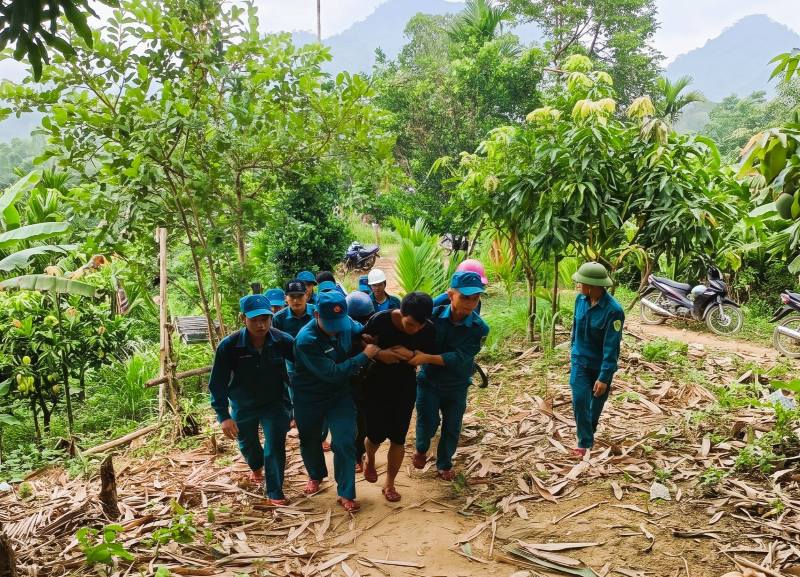 Militia of Tra Leng commune, Da Nang city found a man missing for more than 2 days in an acacia field, with weak health. Photo: Tra Leng Commune Military Command
