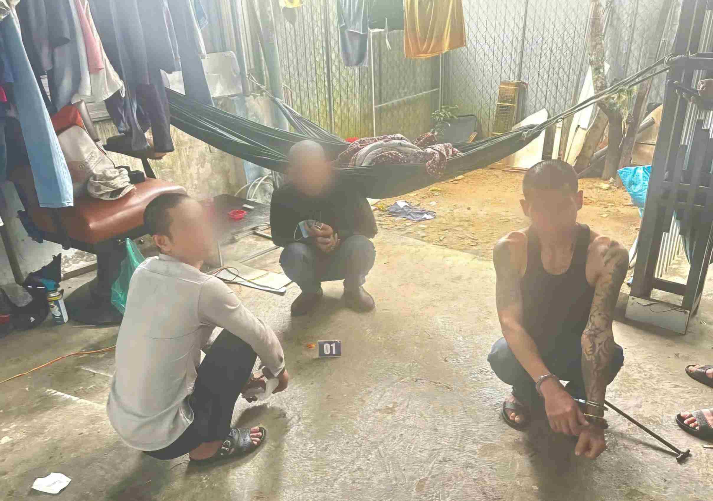 Các đối tượng tổ chức sử dụng ma túy bị công an bắt giữ. Ảnh: Công an phường B'Lao 