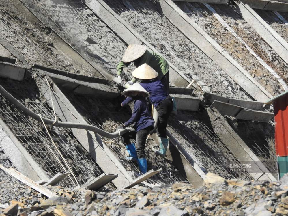 In the sun of the border region, workers are still diligently constructing on the Huu Nghi - Chi Lang expressway construction site. Photo: To Cong