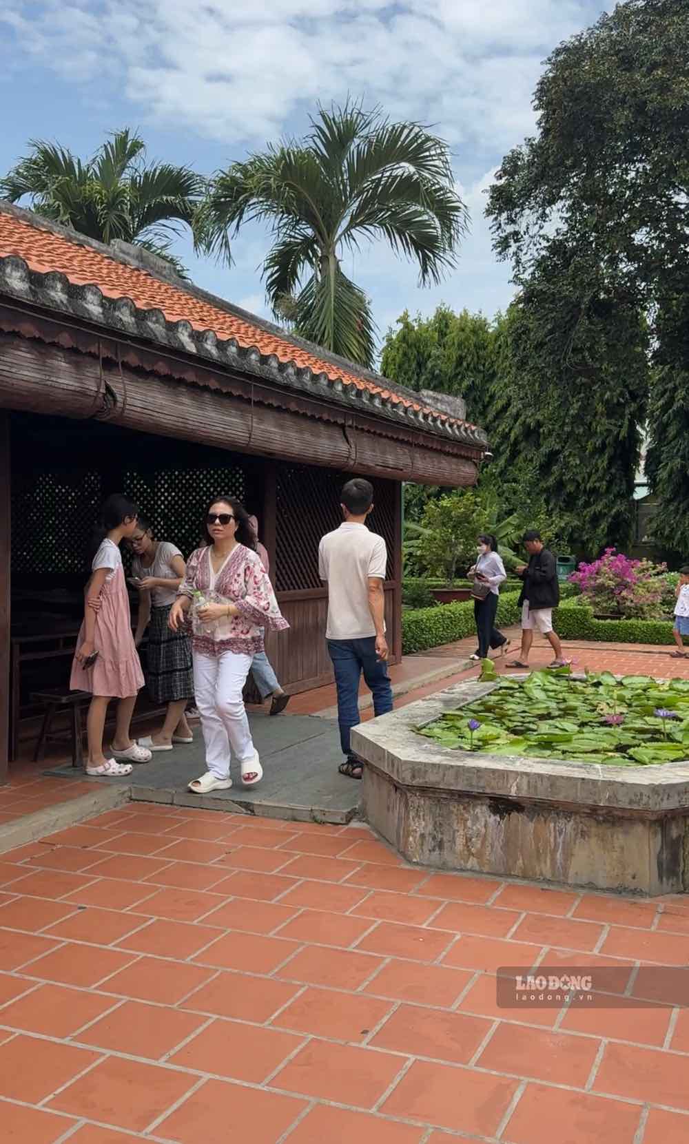 Trường Dục Thanh nơi Bác Hồ từng dừng chân dạy học đông khách trong ngày Quốc khánh. Ảnh: Duy Tuấn 
